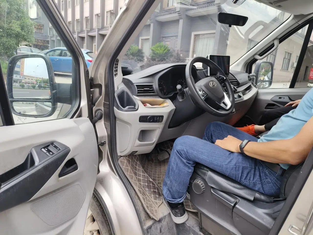 SAIC MAXUS Xintu V90 2022 2.0T AMT Yunjie Front-Wheel-Drive Short Wheelbase Mid-Roof Design with Single Rear Tire and 6 Seats — миниатюра 16