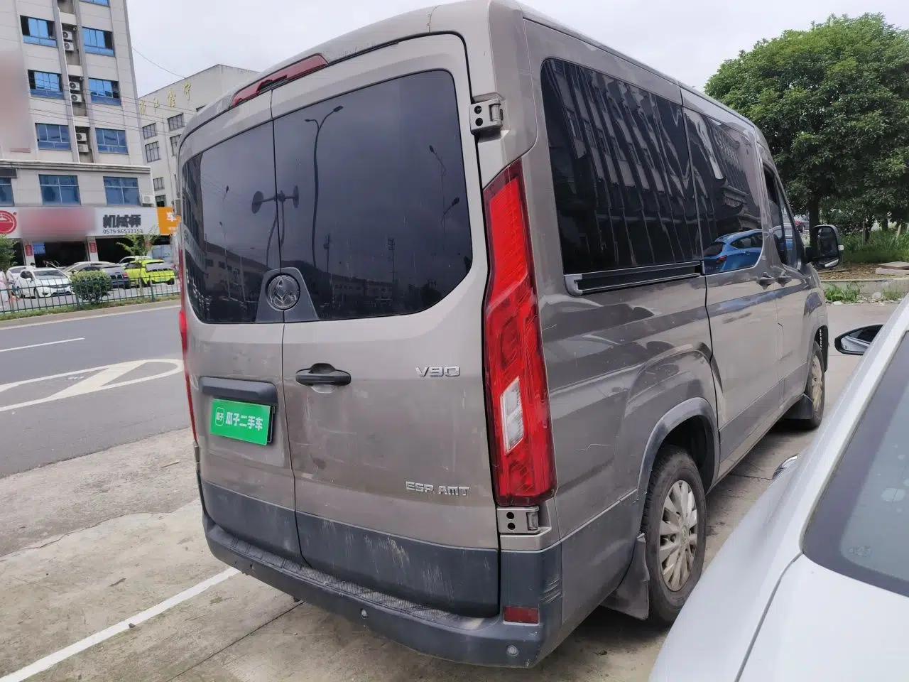 SAIC MAXUS Xintu V90 2022 2.0T AMT Yunjie Front-Wheel-Drive Short Wheelbase Mid-Roof Design with Single Rear Tire and 6 Seats — миниатюра 6