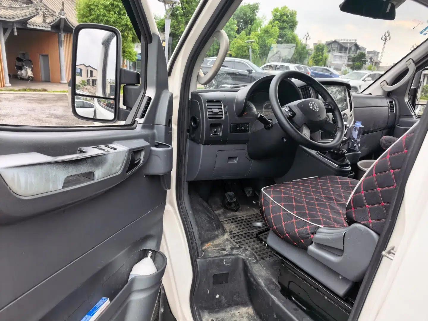 Dongfeng Yufeng 2021 2.4T Rear-Drive Logistics Vehicle Long Wheelbase High Roof Dual Rear Tires 6–9 Seats China VI Emission Standard YCY24140-60 — миниатюра 16
