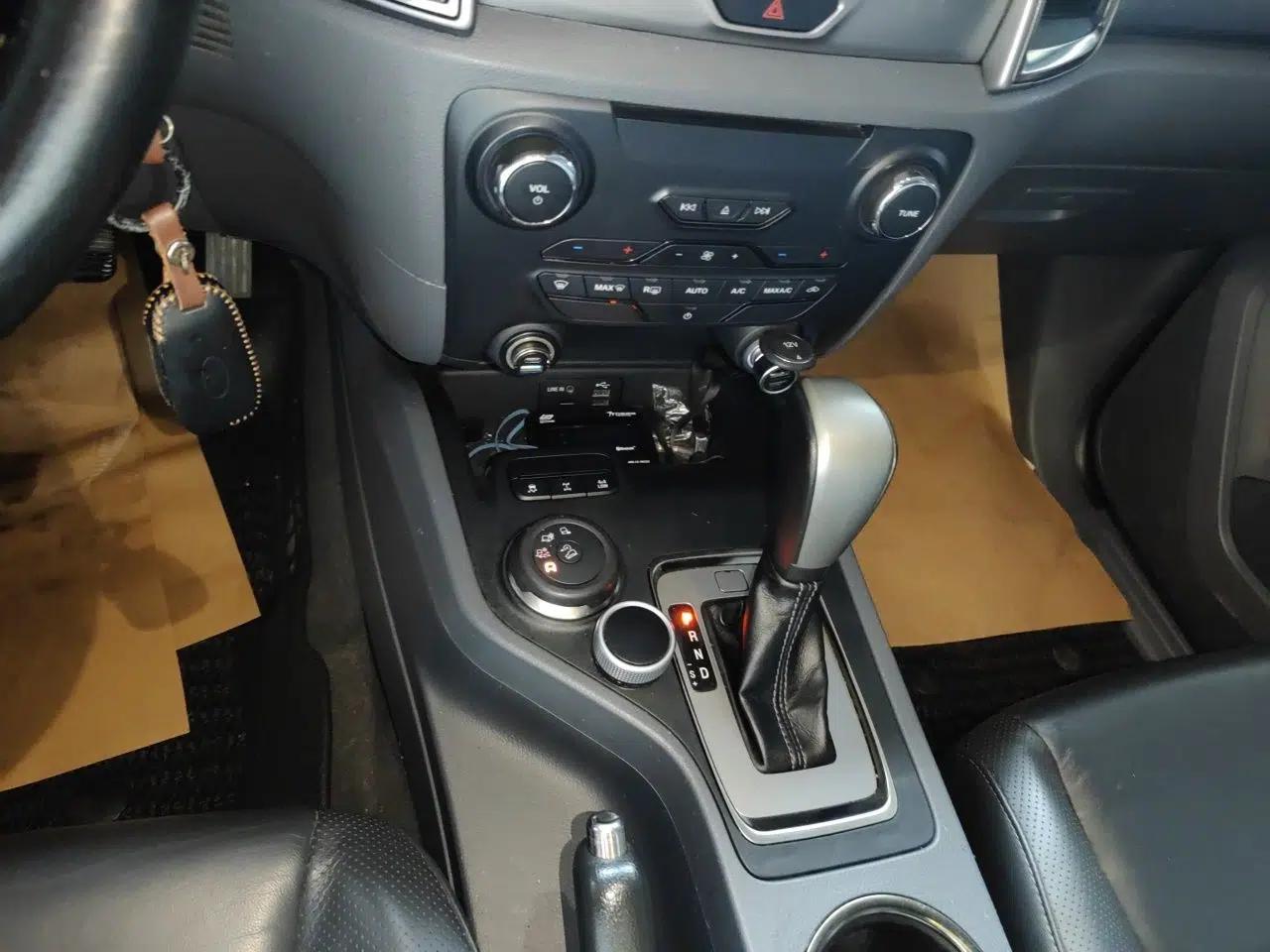Ford Everest 2016 2.0T Gasoline Automatic 4x4 Luxury Edition — миниатюра 14