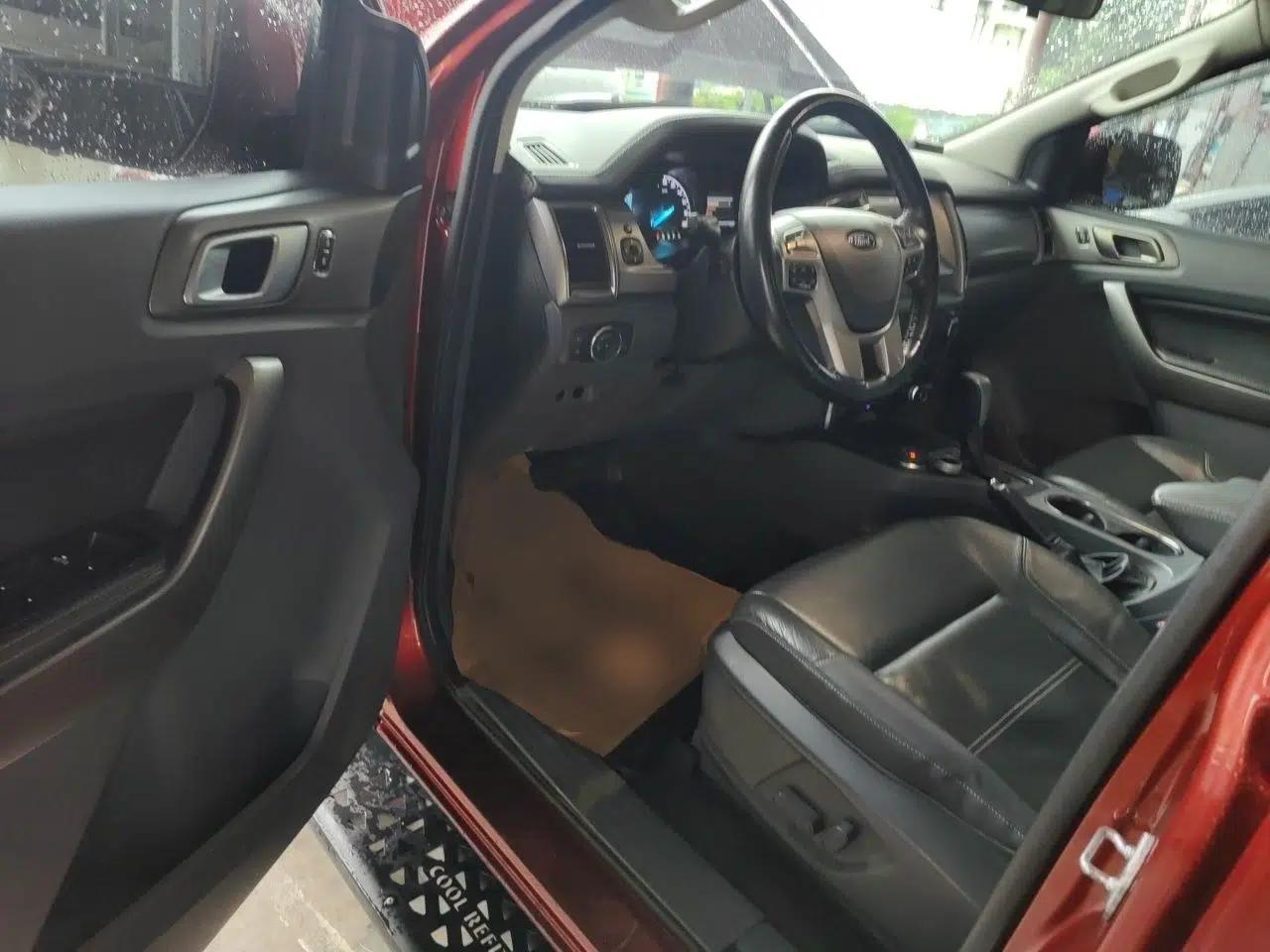 Ford Everest 2016 2.0T Gasoline Automatic 4x4 Luxury Edition — миниатюра 16