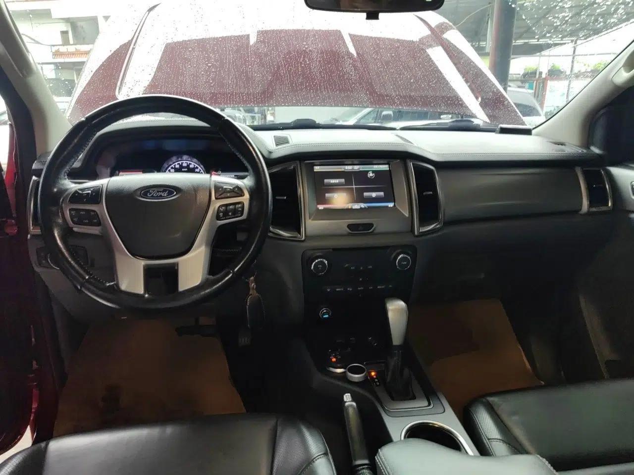 Ford Everest 2016 2.0T Gasoline Automatic 4x4 Luxury Edition — миниатюра 9