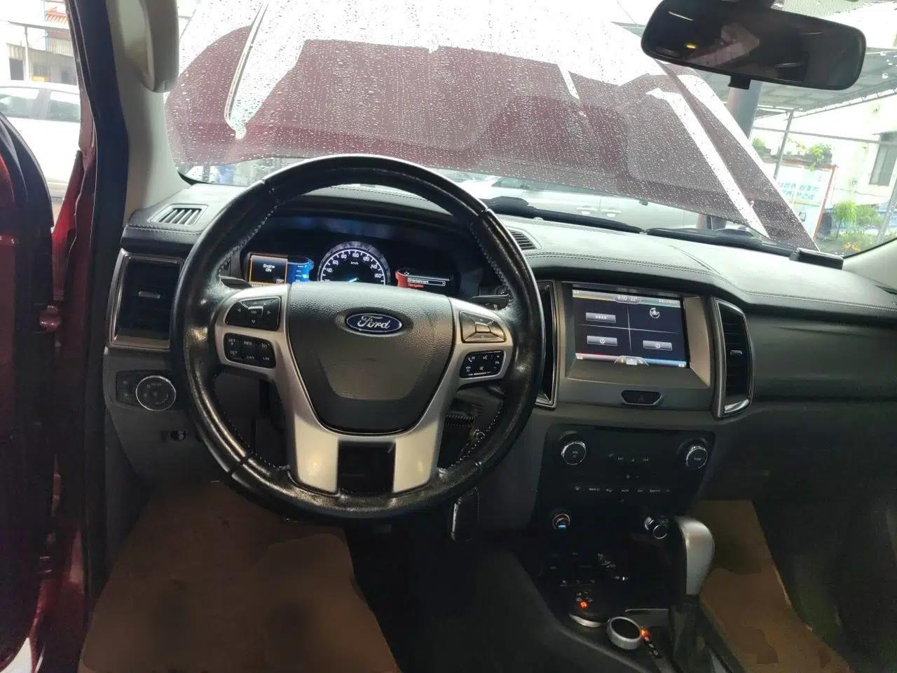 Ford Everest 2016 2.0T Gasoline Automatic 4x4 Luxury Edition — миниатюра 10