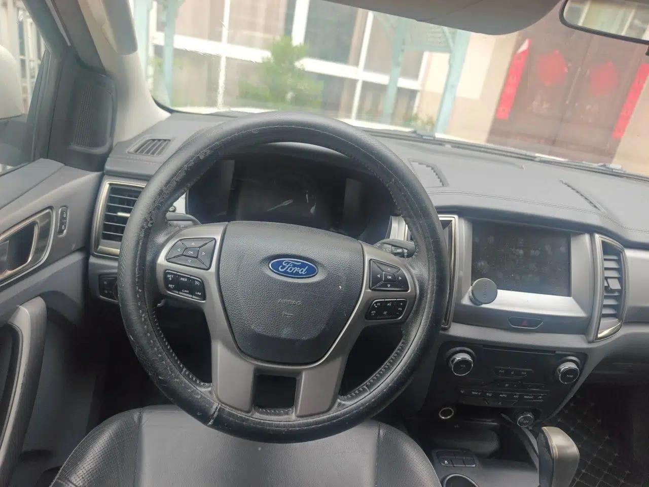 Ford Everest 2016 2.0T Gasoline Automatic Two-Wheel Drive Luxury Edition — миниатюра 10