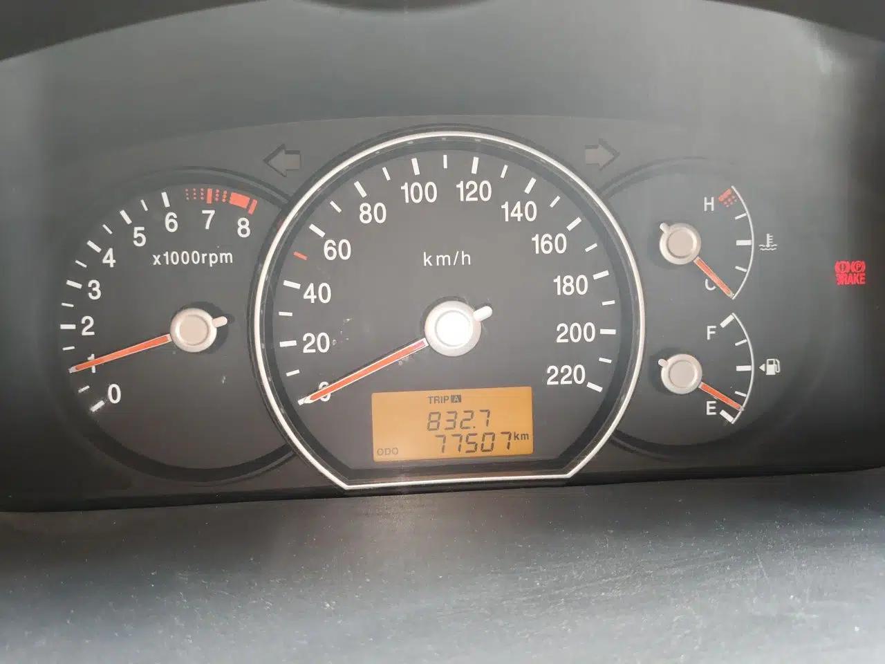 Kia Carens 2011 1.6L 5-Seater Manual Comfort Edition — миниатюра 11