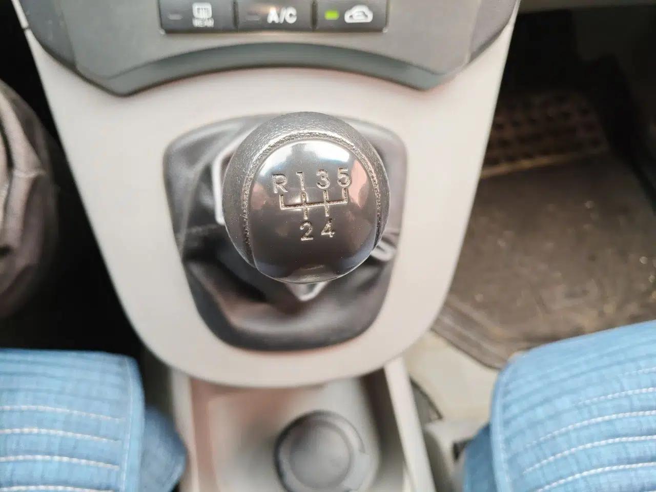 Kia Carens 2011 1.6L 5-Seater Manual Comfort Edition — миниатюра 14
