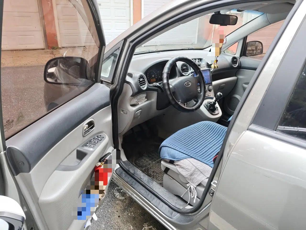 Kia Carens 2011 1.6L 5-Seater Manual Comfort Edition — миниатюра 16