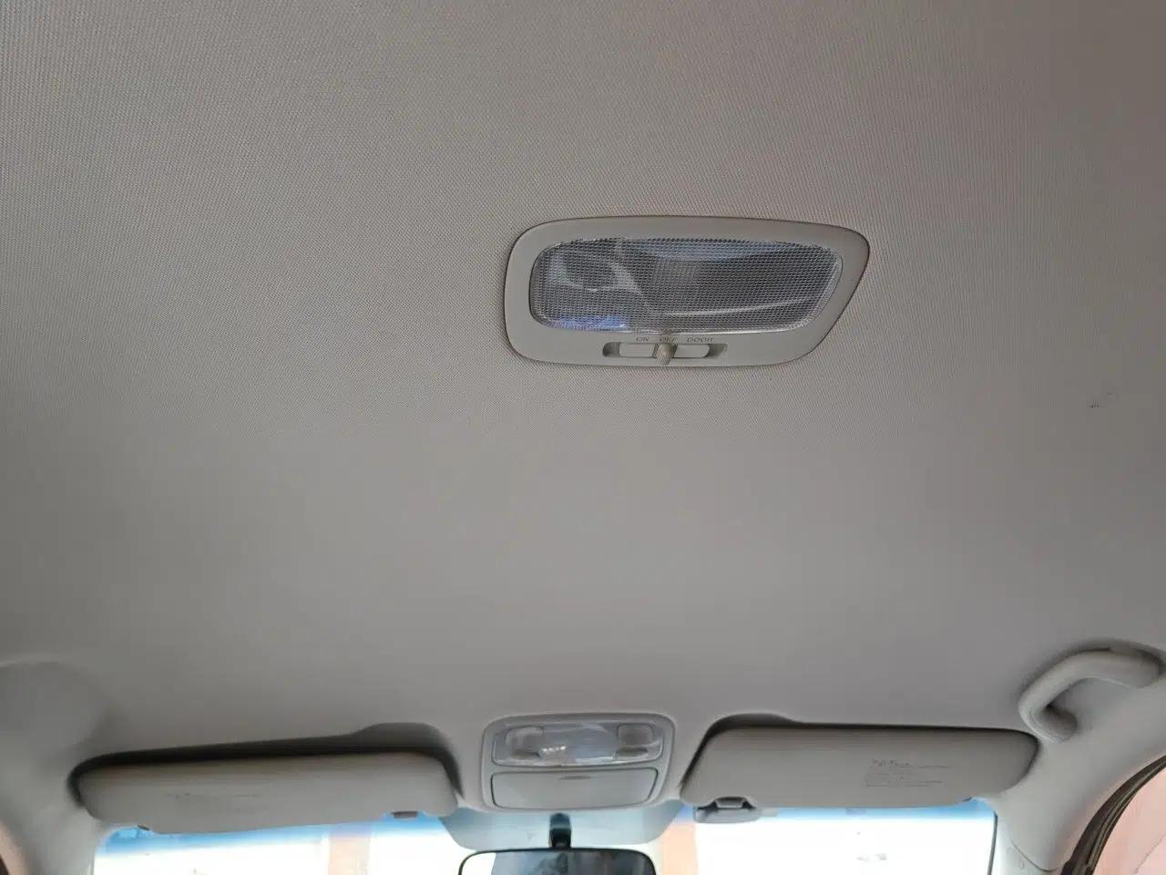 Kia Carens 2011 1.6L 5-Seater Manual Comfort Edition — миниатюра 18