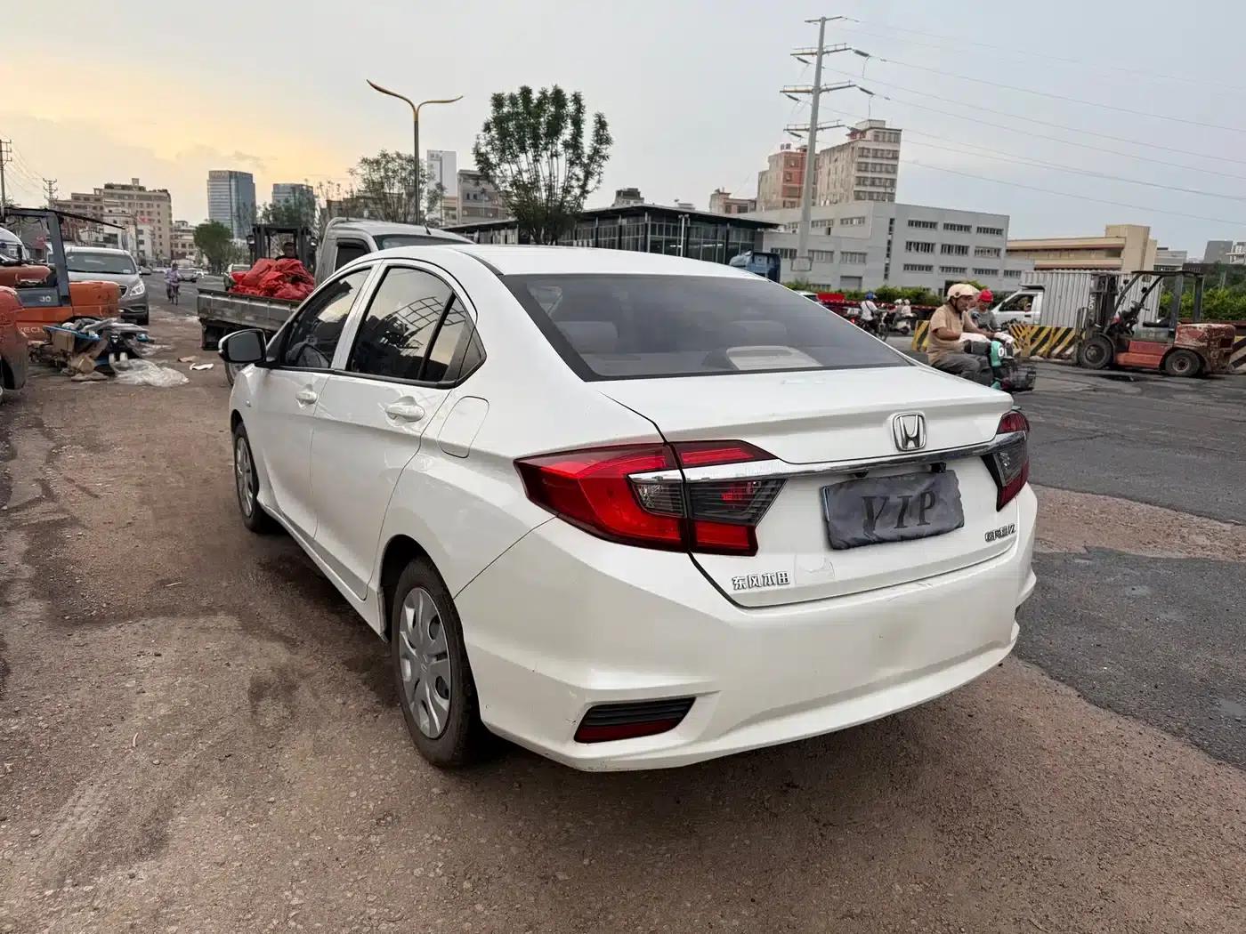 2016 Honda Greiz 1.5L CVT Classic Edition — миниатюра 17