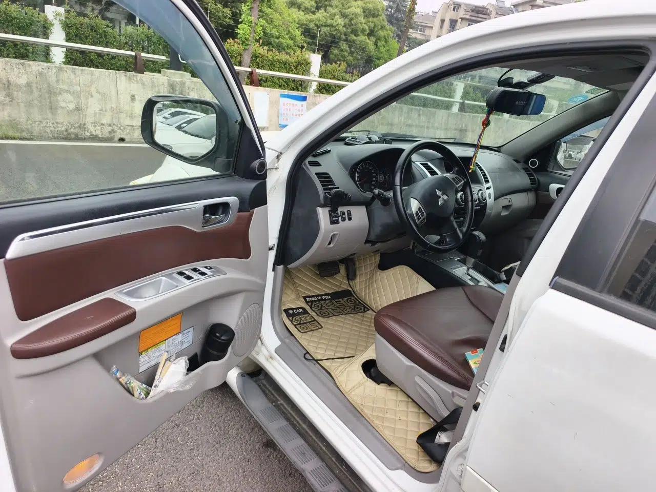 Mitsubishi Pajero Sport 2013 3.0L Automatic 4x4 Executive Edition — миниатюра 16