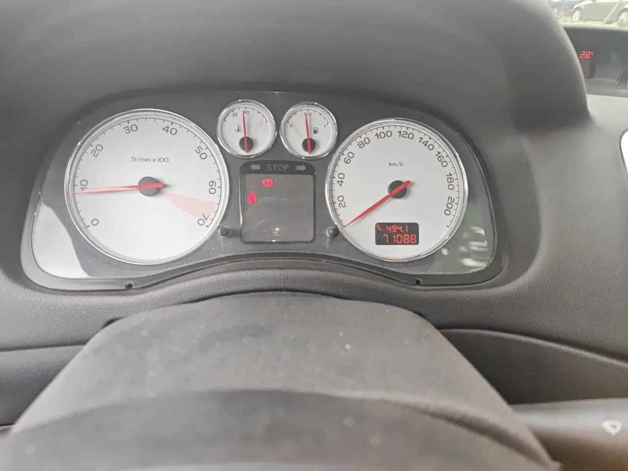 Peugeot 307 2013 Hatchback 1.6L Manual Comfort Edition — миниатюра 12