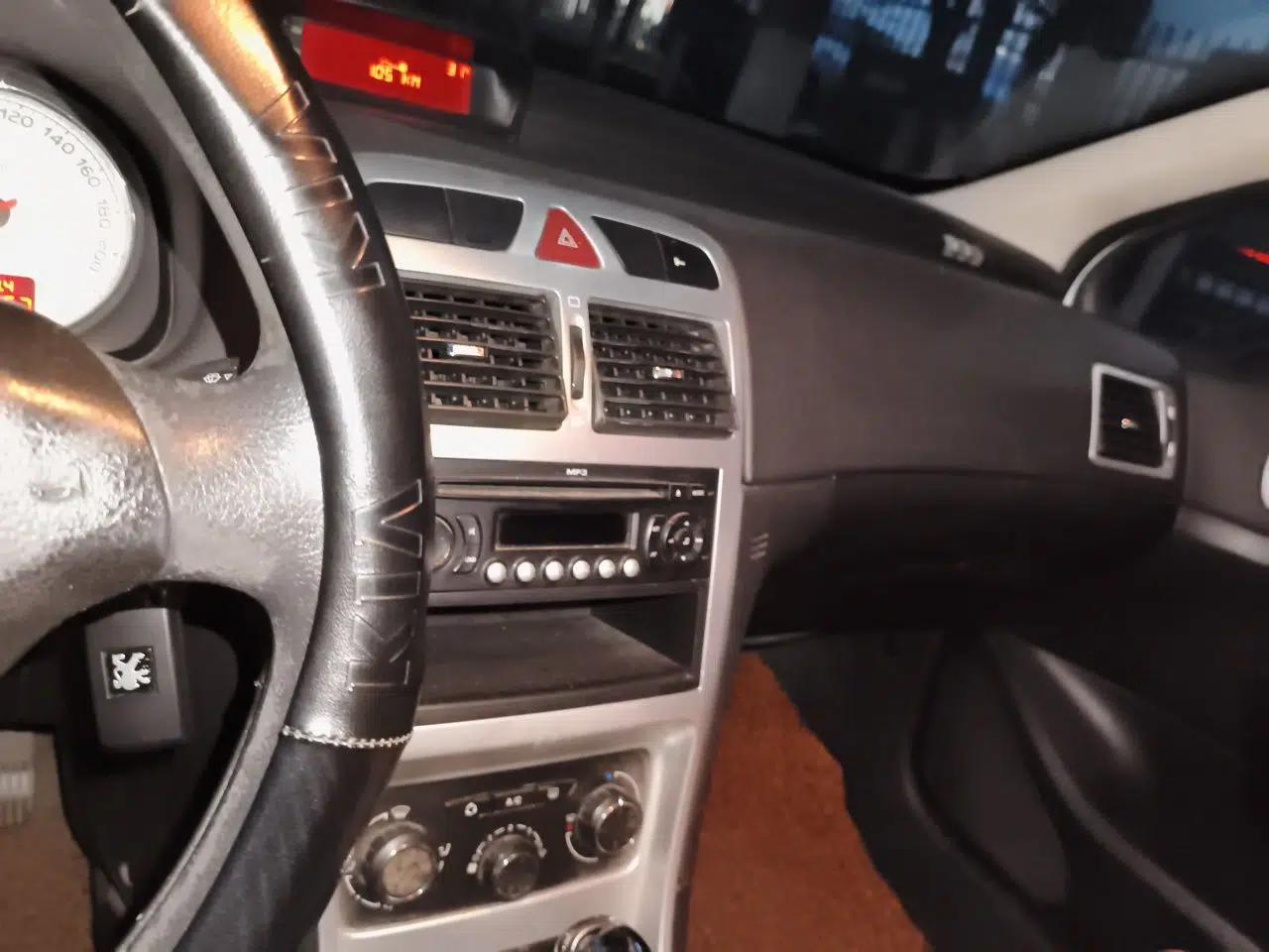 Peugeot 307 2012 Hatchback 1.6L Automatic Comfort Edition — миниатюра 13