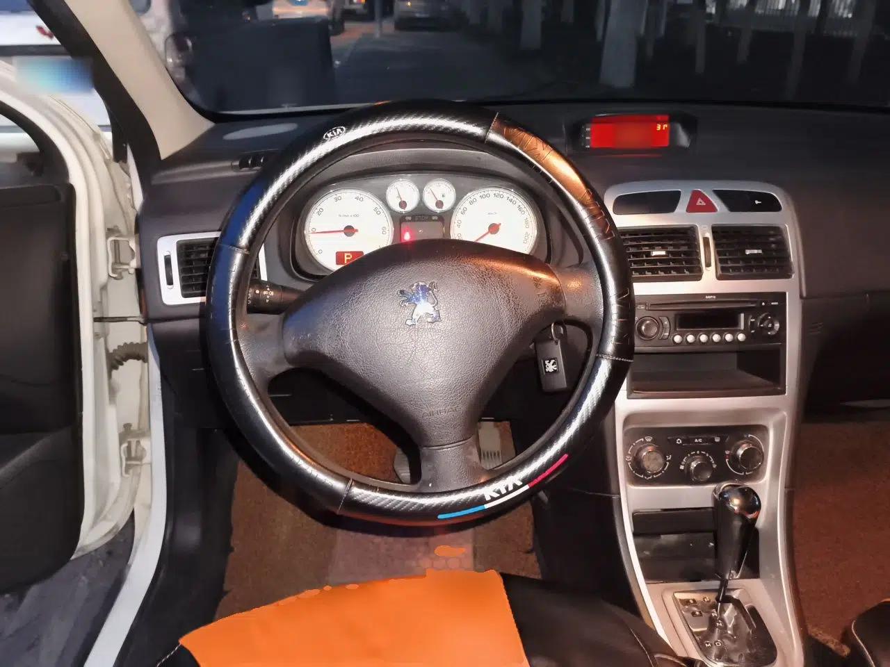 Peugeot 307 2012 Hatchback 1.6L Automatic Comfort Edition — миниатюра 10