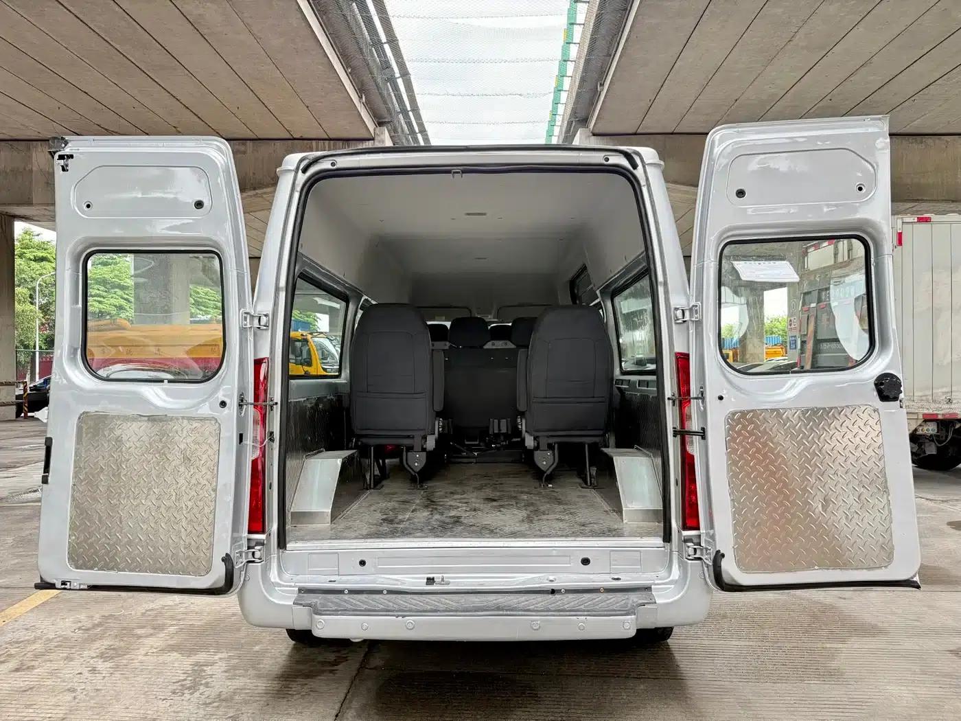 New Generation Ford Transit 2016 Model 2.2T Long Wheelbase 6/7 Seat Mid-Roof Multi-Purpose Vehicle — миниатюра 10
