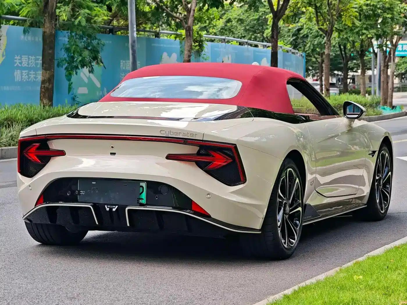 MG Cyberster 2024 520km Legendary 4WD Red Top Edition — миниатюра 12