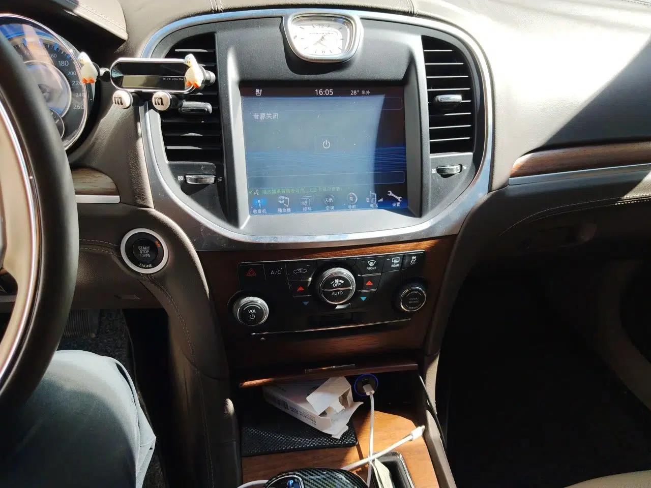 Chrysler 300C 2014 3.0L Excellence Edition — миниатюра 13
