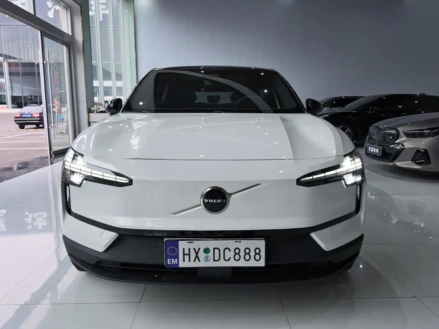 Volvo EX30 2025 Rear-Wheel Drive Long Range Plus — миниатюра 2