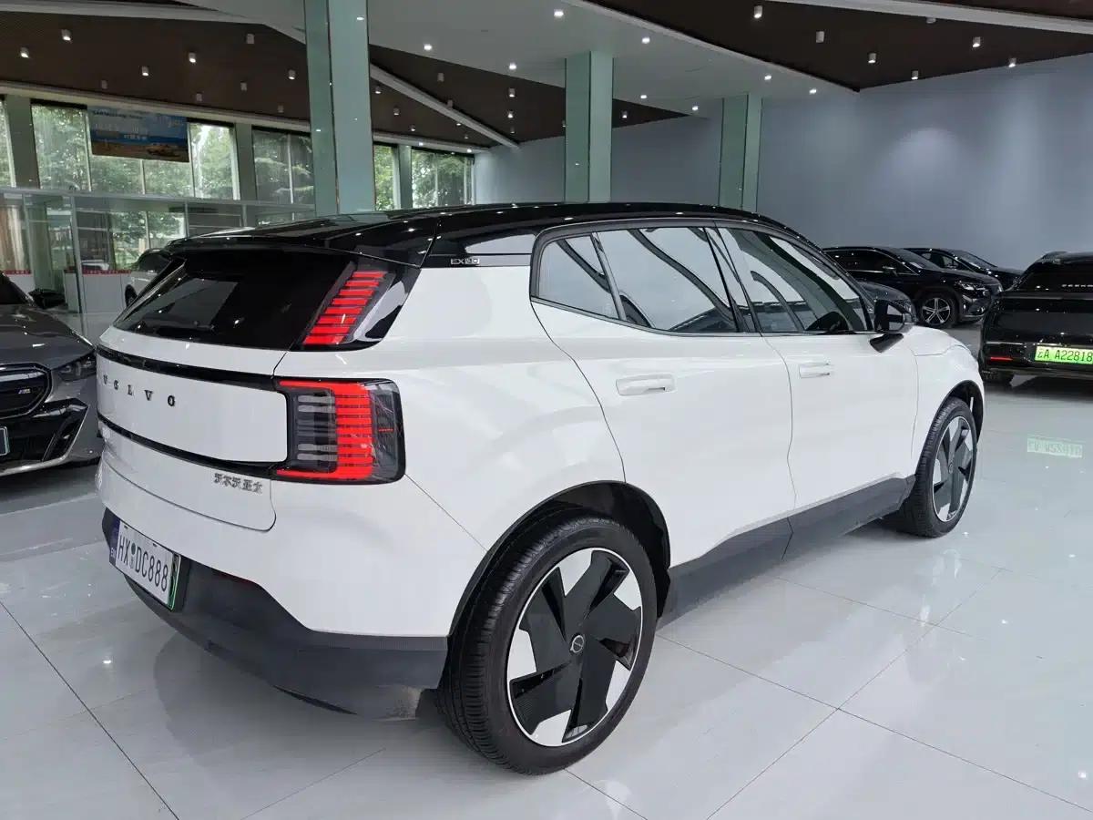 Volvo EX30 2025 Rear-Wheel Drive Long Range Plus — миниатюра 16