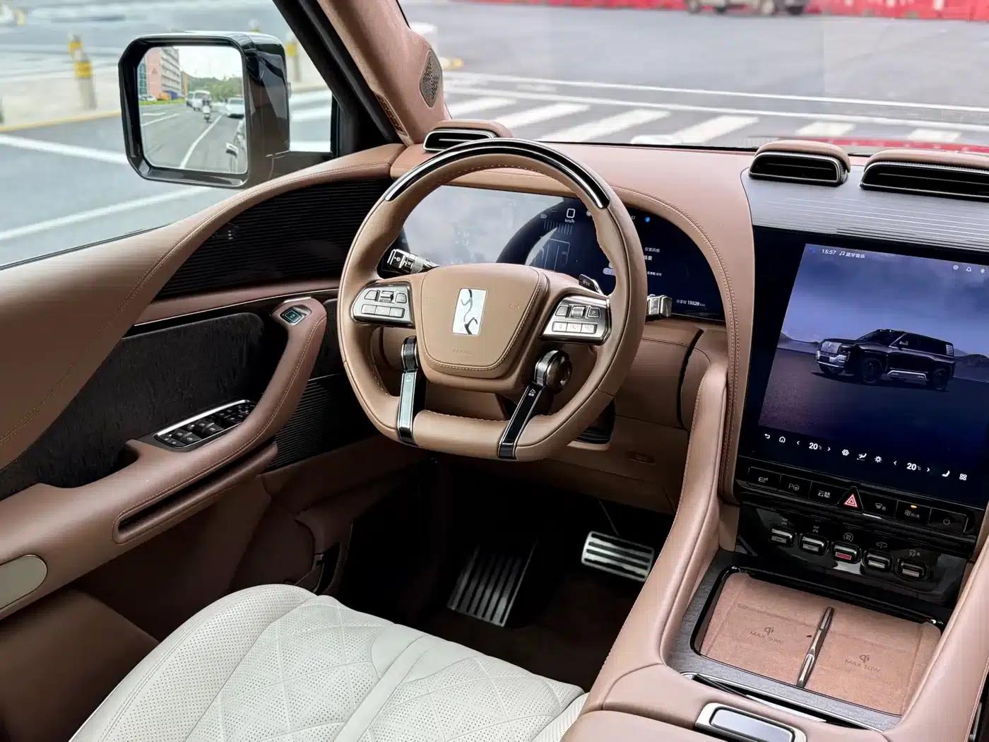Looking up at the 2023 U8 Luxury Edition — миниатюра 15