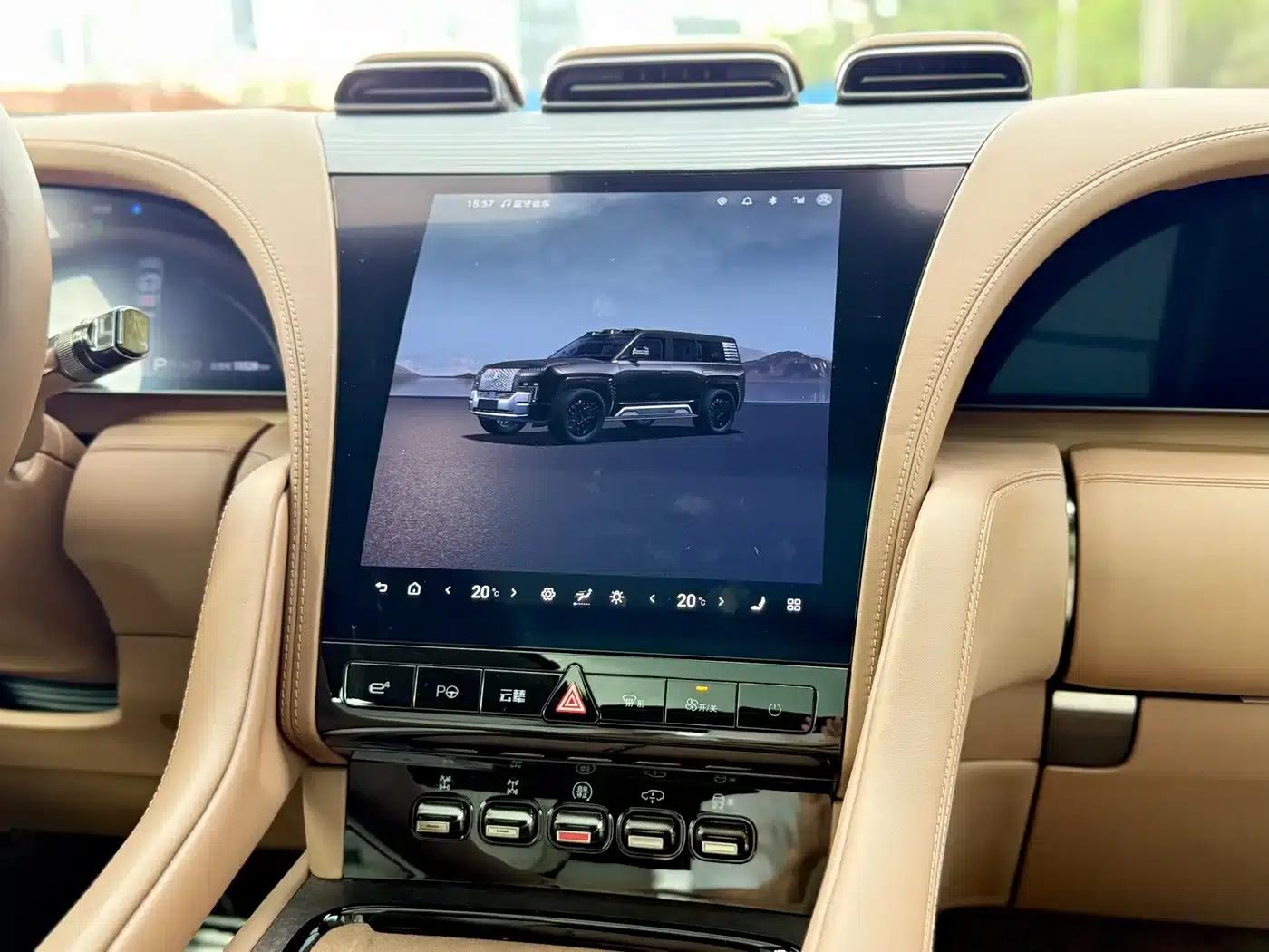 Looking up at the 2023 U8 Luxury Edition — миниатюра 16