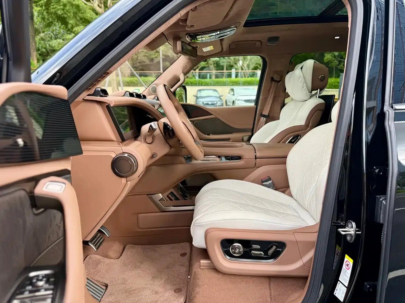 Looking up at the 2023 U8 Luxury Edition — миниатюра 7