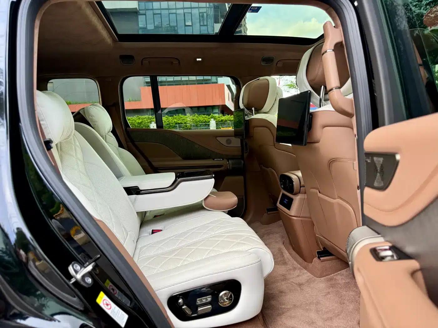 Looking up at the 2023 U8 Luxury Edition — миниатюра 9