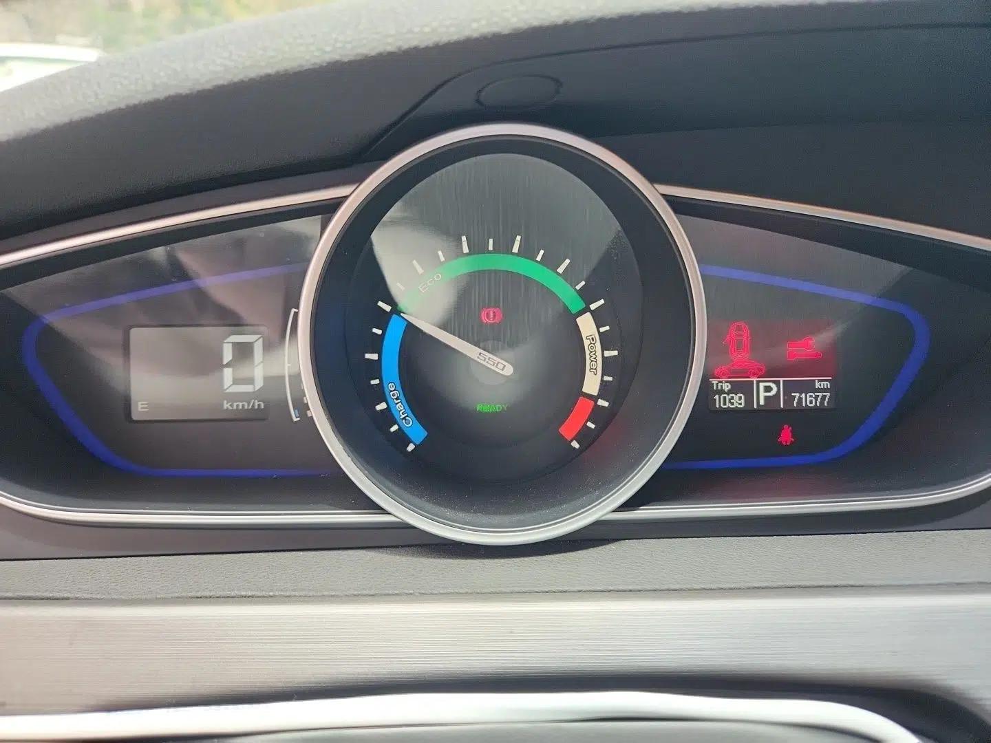 Roewe e550 2016 Deluxe Edition — миниатюра 11