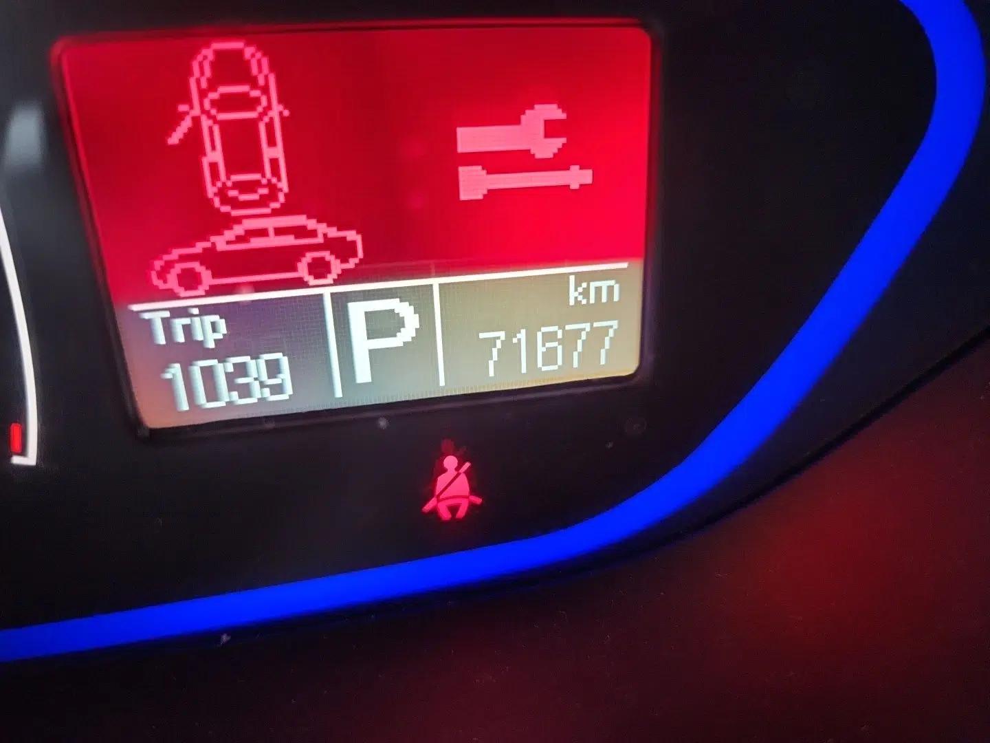 Roewe e550 2016 Deluxe Edition — миниатюра 12