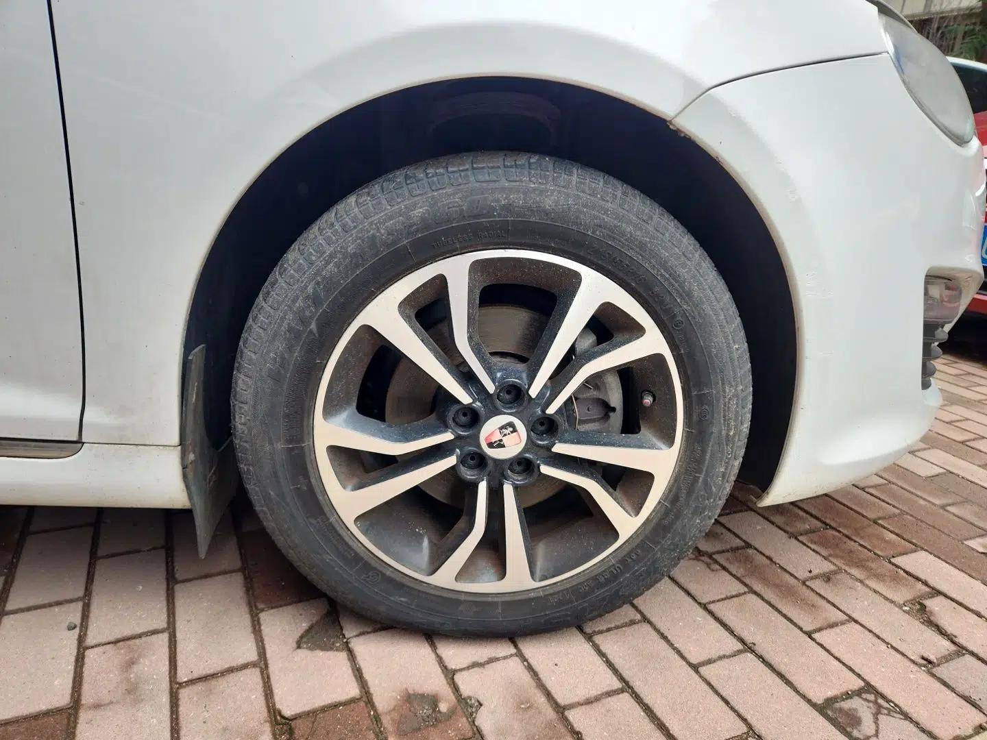 Roewe e550 2016 Deluxe Edition — миниатюра 8