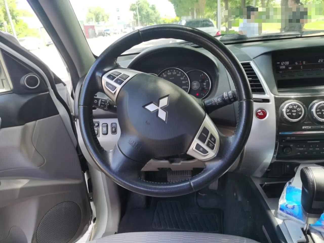 Mitsubishi Pajero Sport 2013 3.0L Automatic 4x4 Executive Edition — миниатюра 10