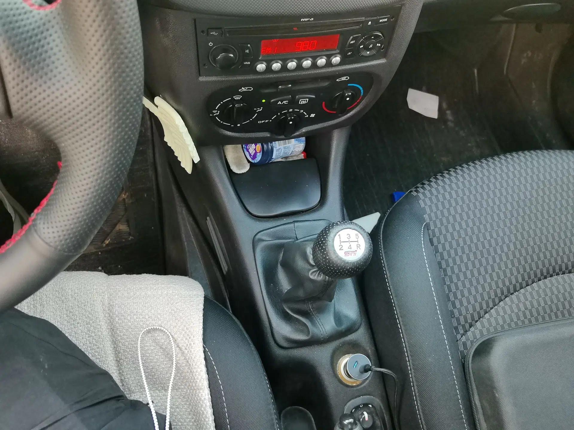 Peugeot 207 2011 Sedan 1.4L Manual Yule Edition — миниатюра 14