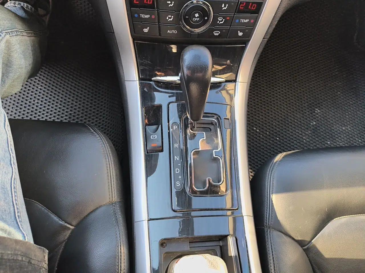 Bestune B90 2012 2.0L Automatic Luxury Edition — миниатюра 14