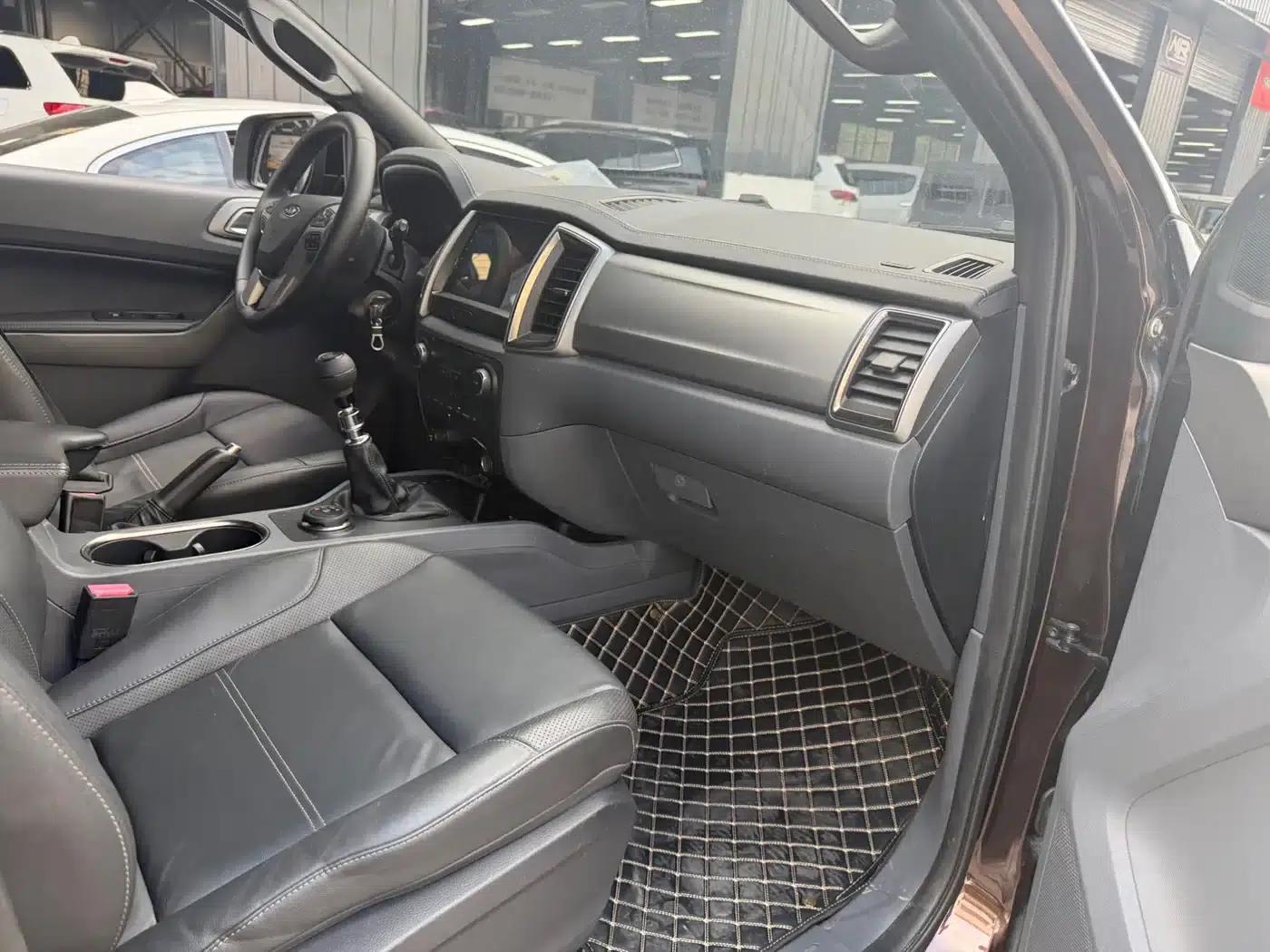 2017 Ford Everest 2.2T Diesel Manual 4WD Luxury 5-Seater — миниатюра 8