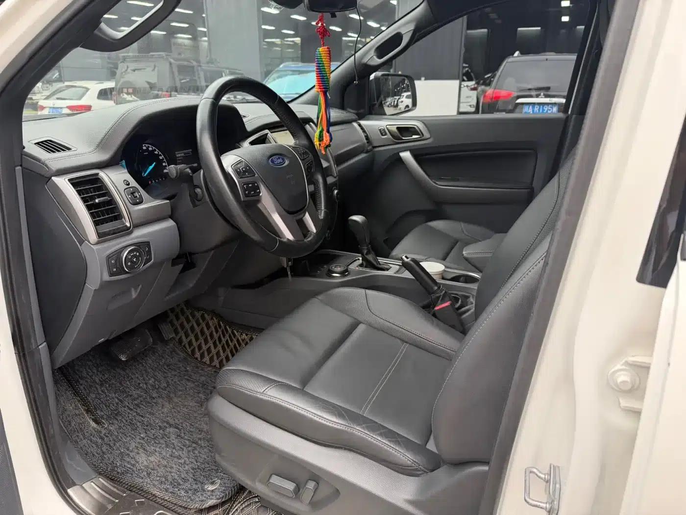 2016 Ford Everest 2.0T Gasoline Automatic 4WD Luxury Edition — миниатюра 4