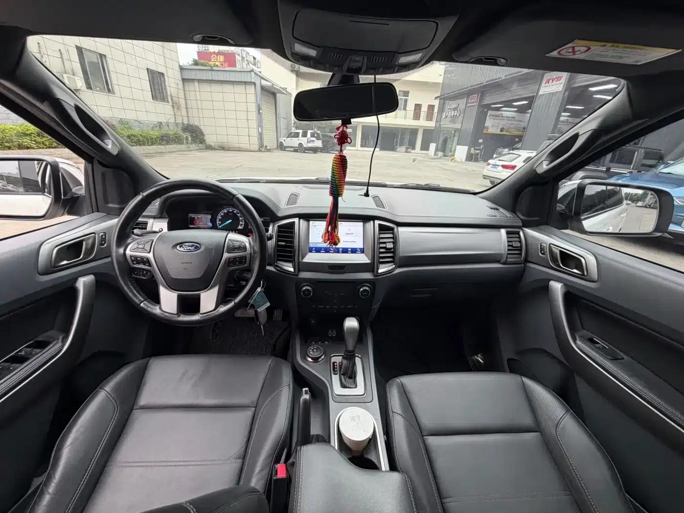 2016 Ford Everest 2.0T Gasoline Automatic 4WD Luxury Edition — миниатюра 8