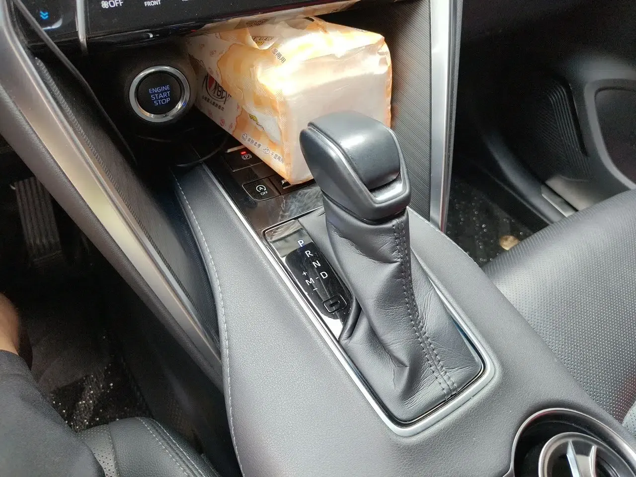 Toyota Harrier 2022 2.0L CVT Two-Wheel Drive Deluxe Edition — миниатюра 14