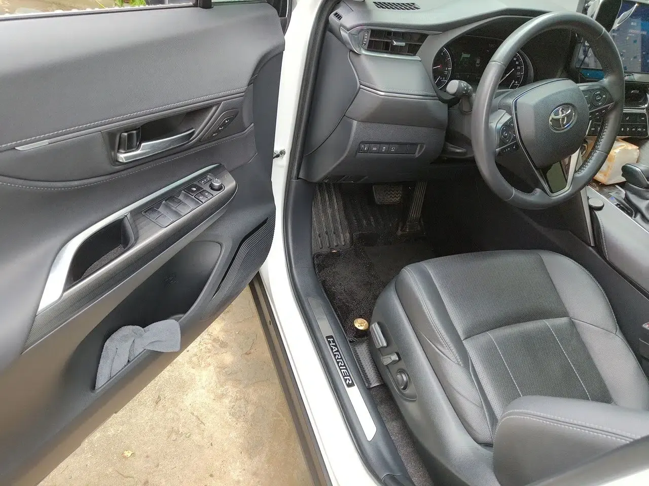 Toyota Harrier 2022 2.0L CVT Two-Wheel Drive Deluxe Edition — миниатюра 16