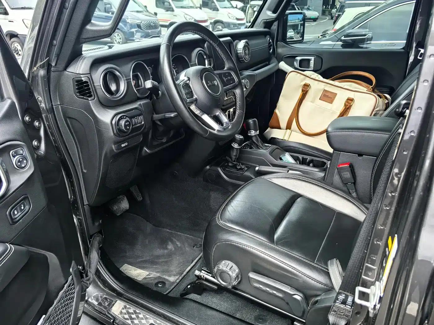 Gladiator 2022 3.6L First Edition — миниатюра 4