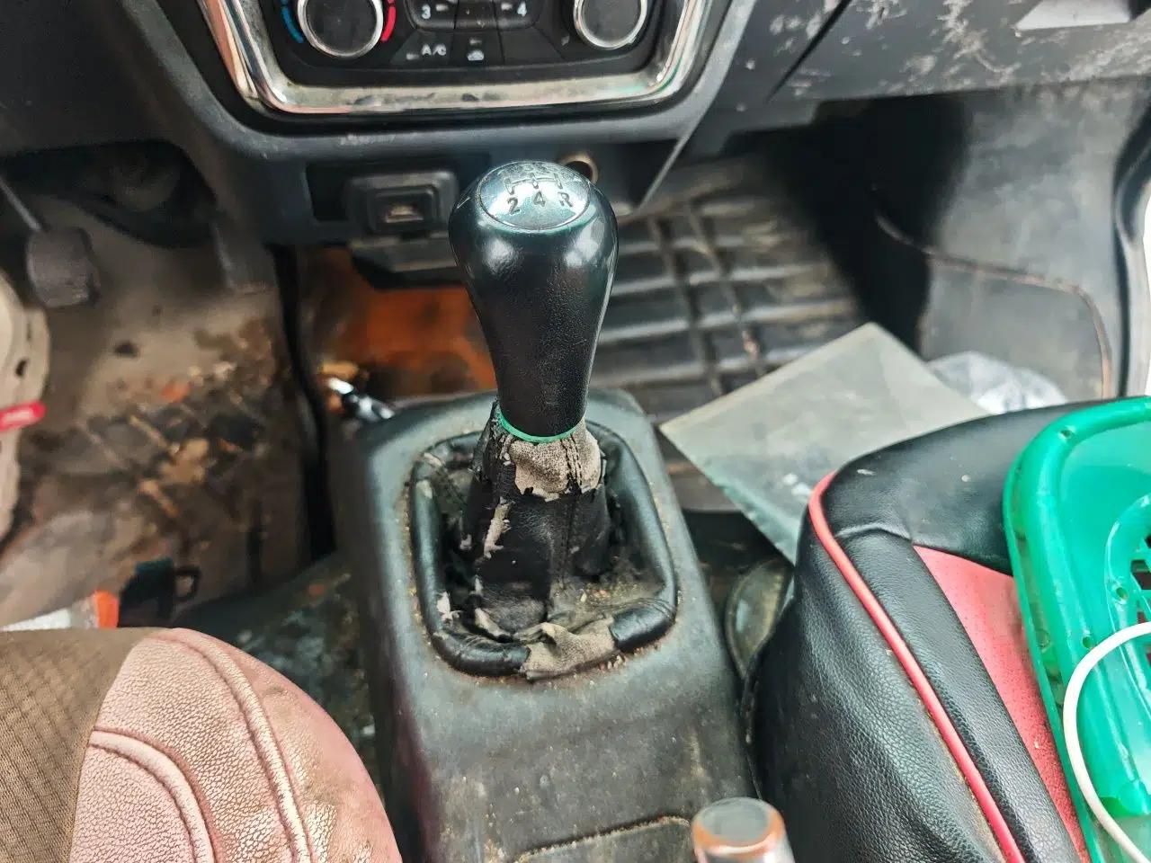 Jinbei Hiace X30 CNG 2023 1.5L Natural Gas Wealthy-Class Passenger Van 5/6/7-Seater Central Air Conditioning Version SWCC15M — миниатюра 14
