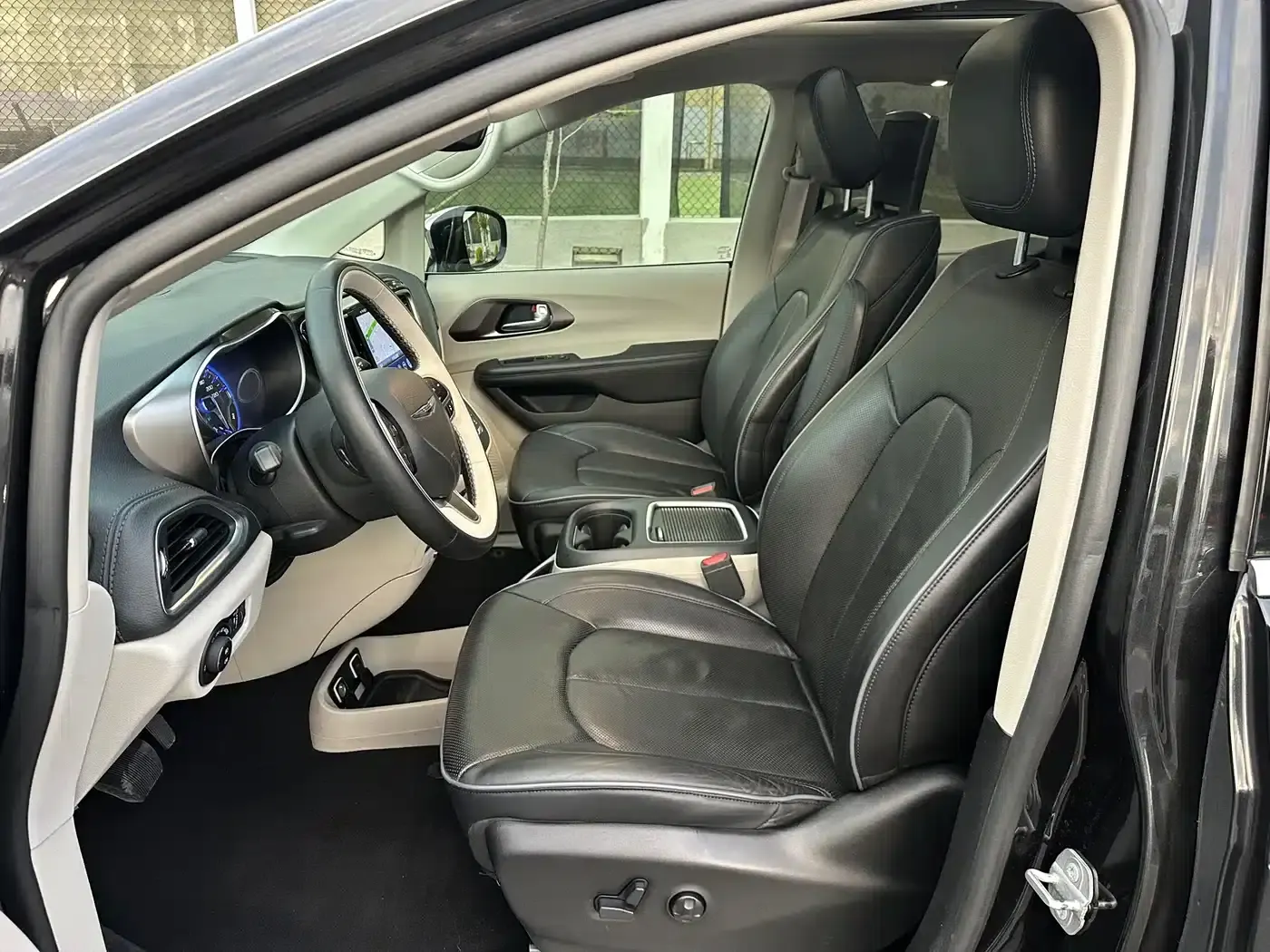 2017 Imported Grand Voyager 3.6L Premium Edition — миниатюра 12