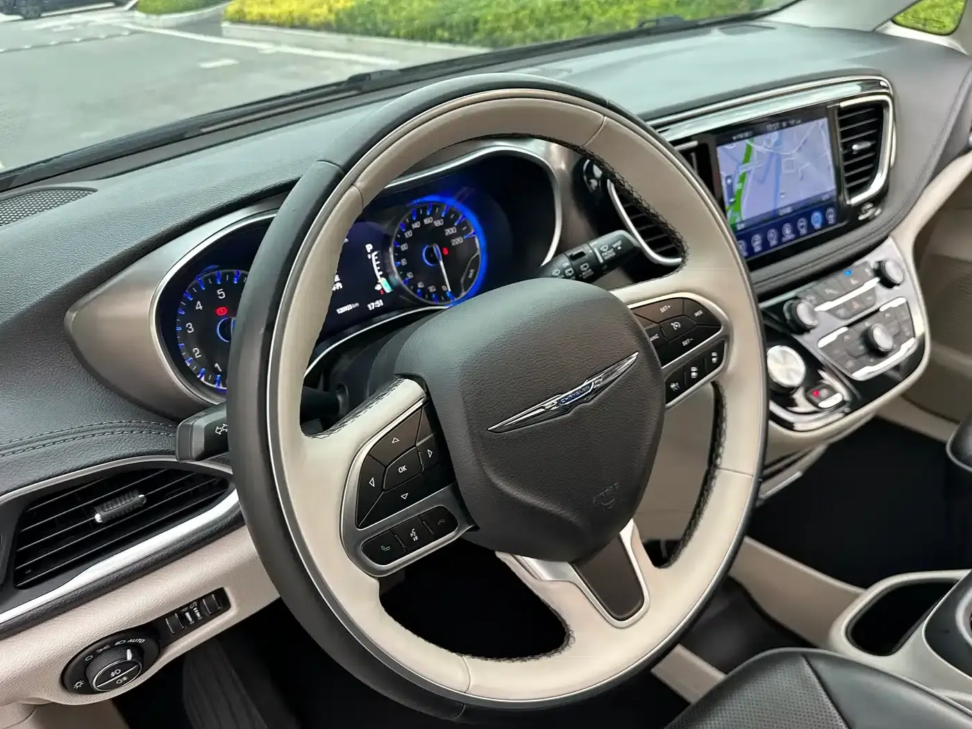 2017 Imported Grand Voyager 3.6L Premium Edition — миниатюра 14