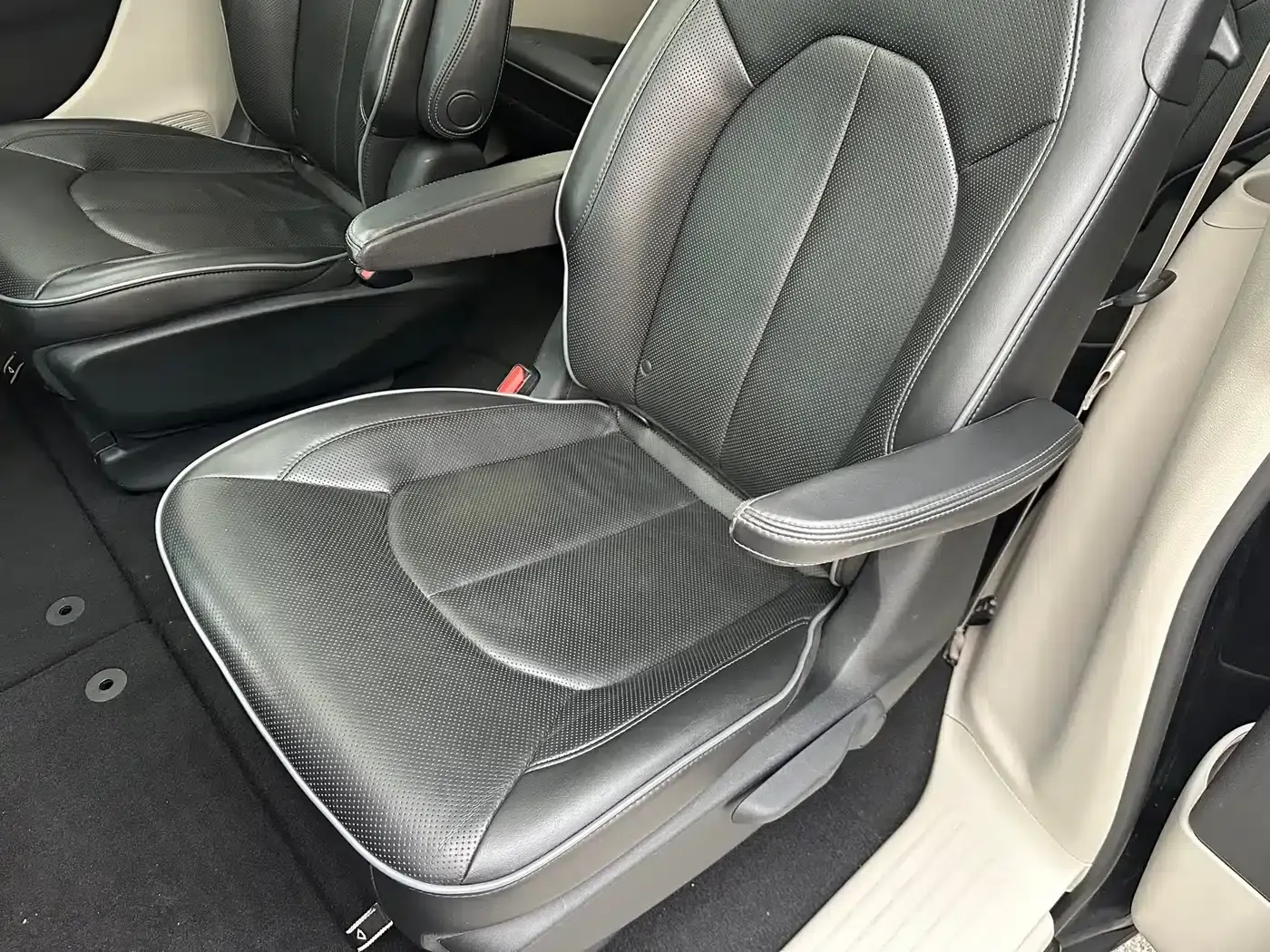 2017 Imported Grand Voyager 3.6L Premium Edition — миниатюра 16
