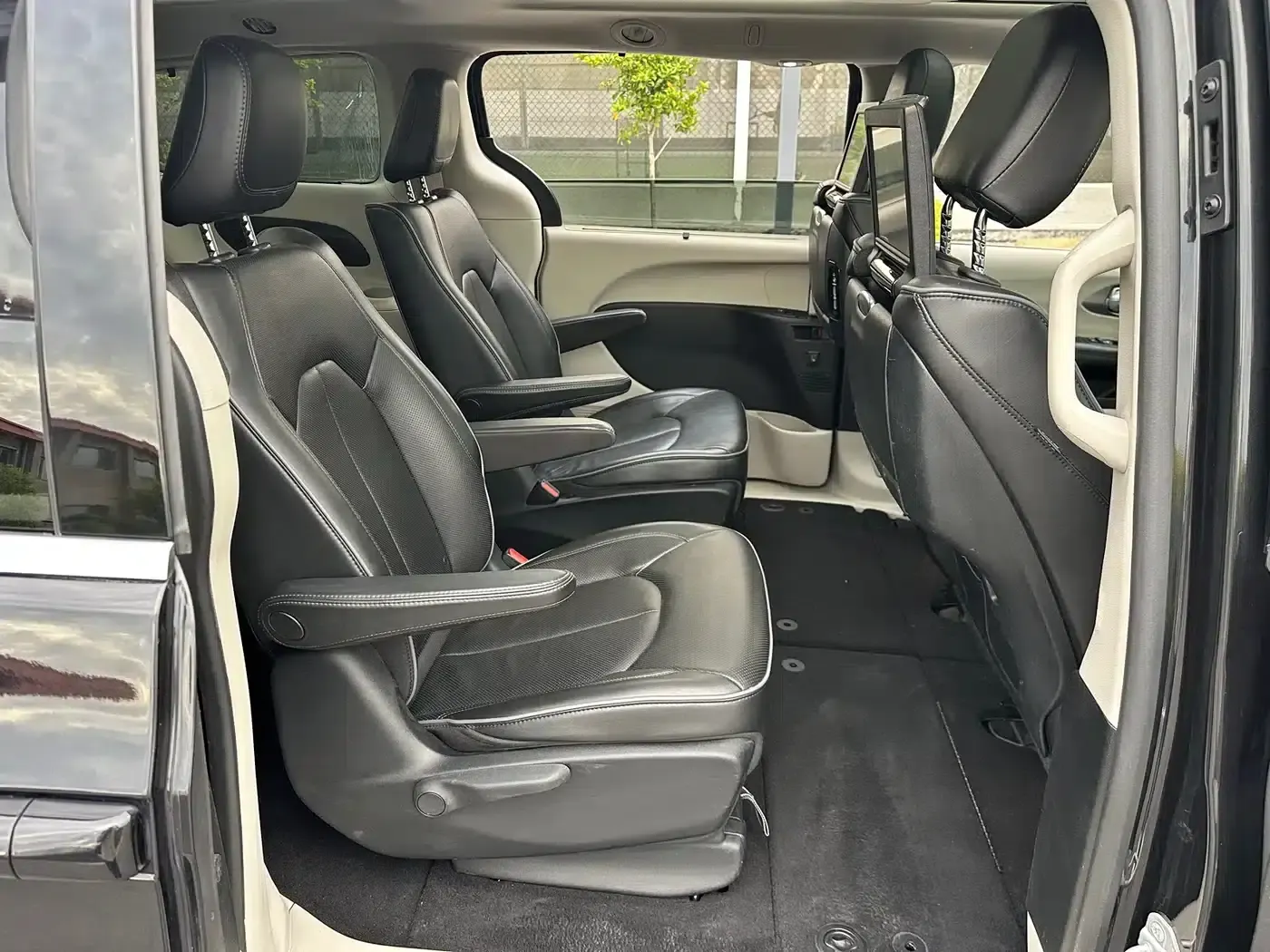 2017 Imported Grand Voyager 3.6L Premium Edition — миниатюра 17