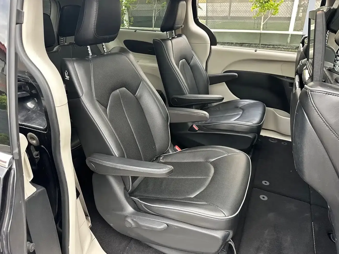 2017 Imported Grand Voyager 3.6L Premium Edition — миниатюра 18