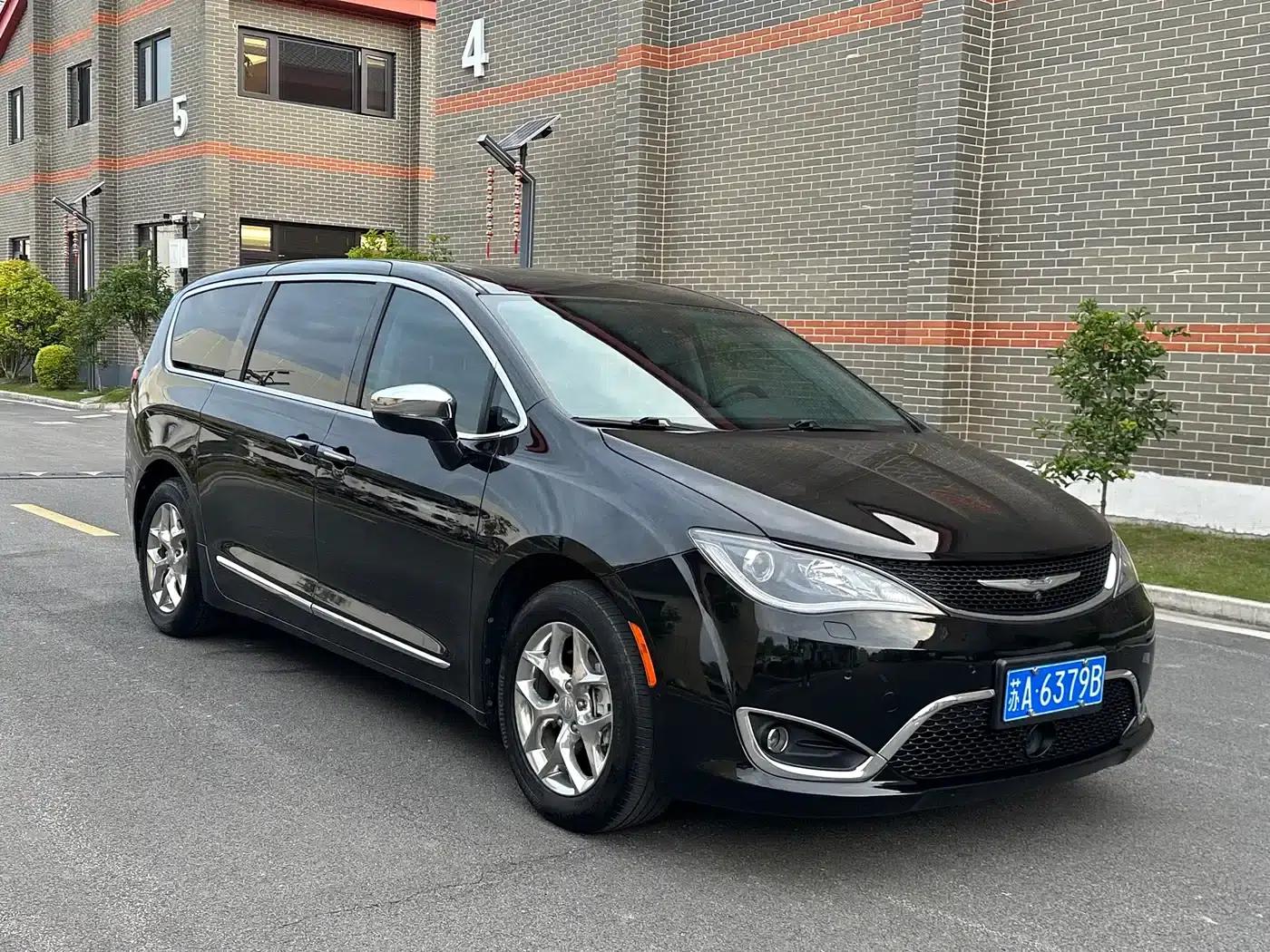 2017 Imported Grand Voyager 3.6L Premium Edition — миниатюра 3