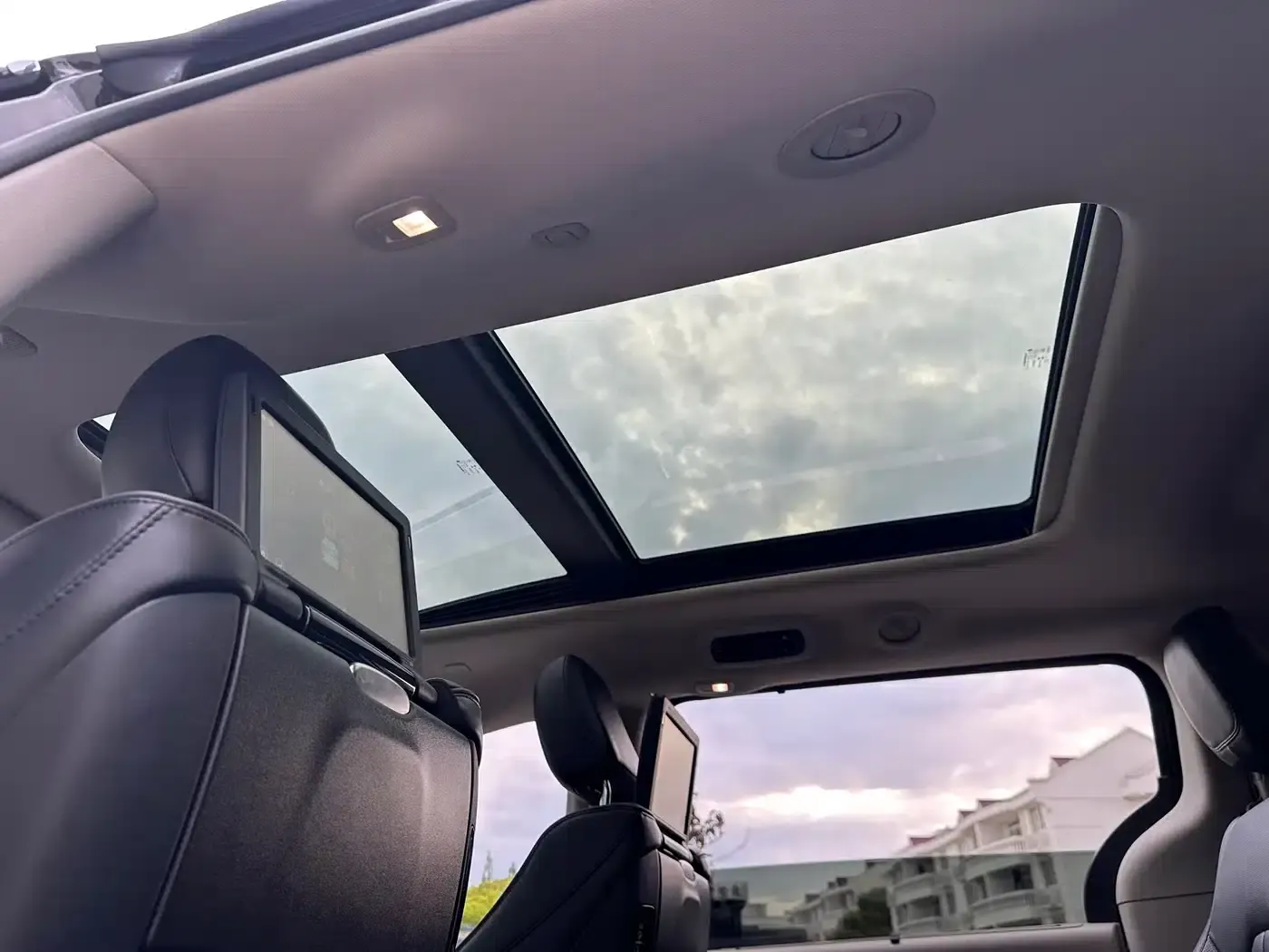 2017 Imported Grand Voyager 3.6L Premium Edition — миниатюра 21