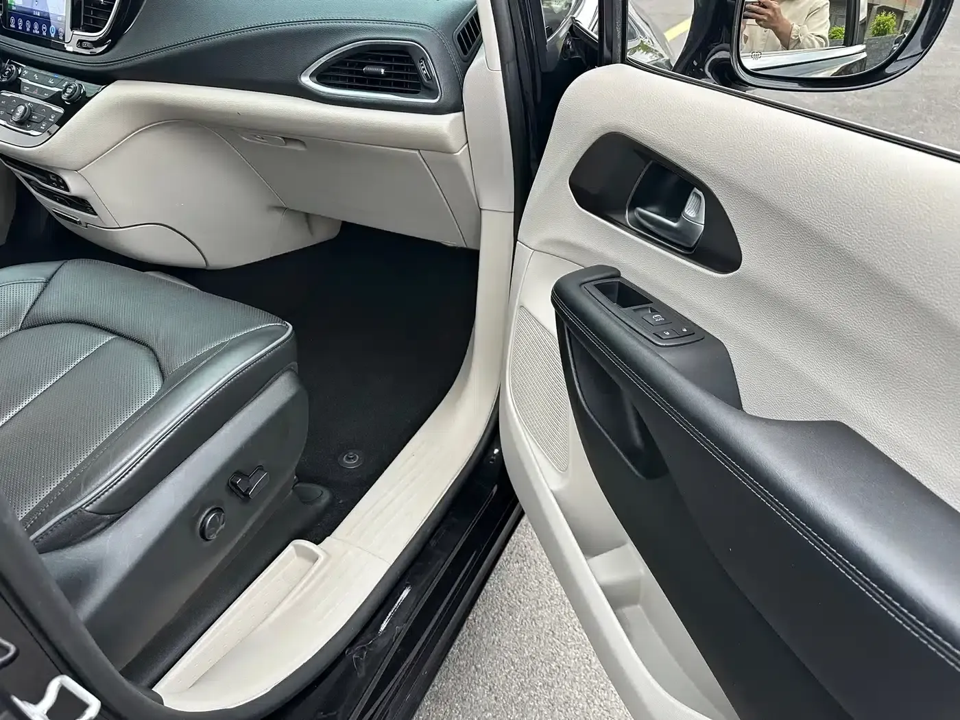 2017 Imported Grand Voyager 3.6L Premium Edition — миниатюра 22