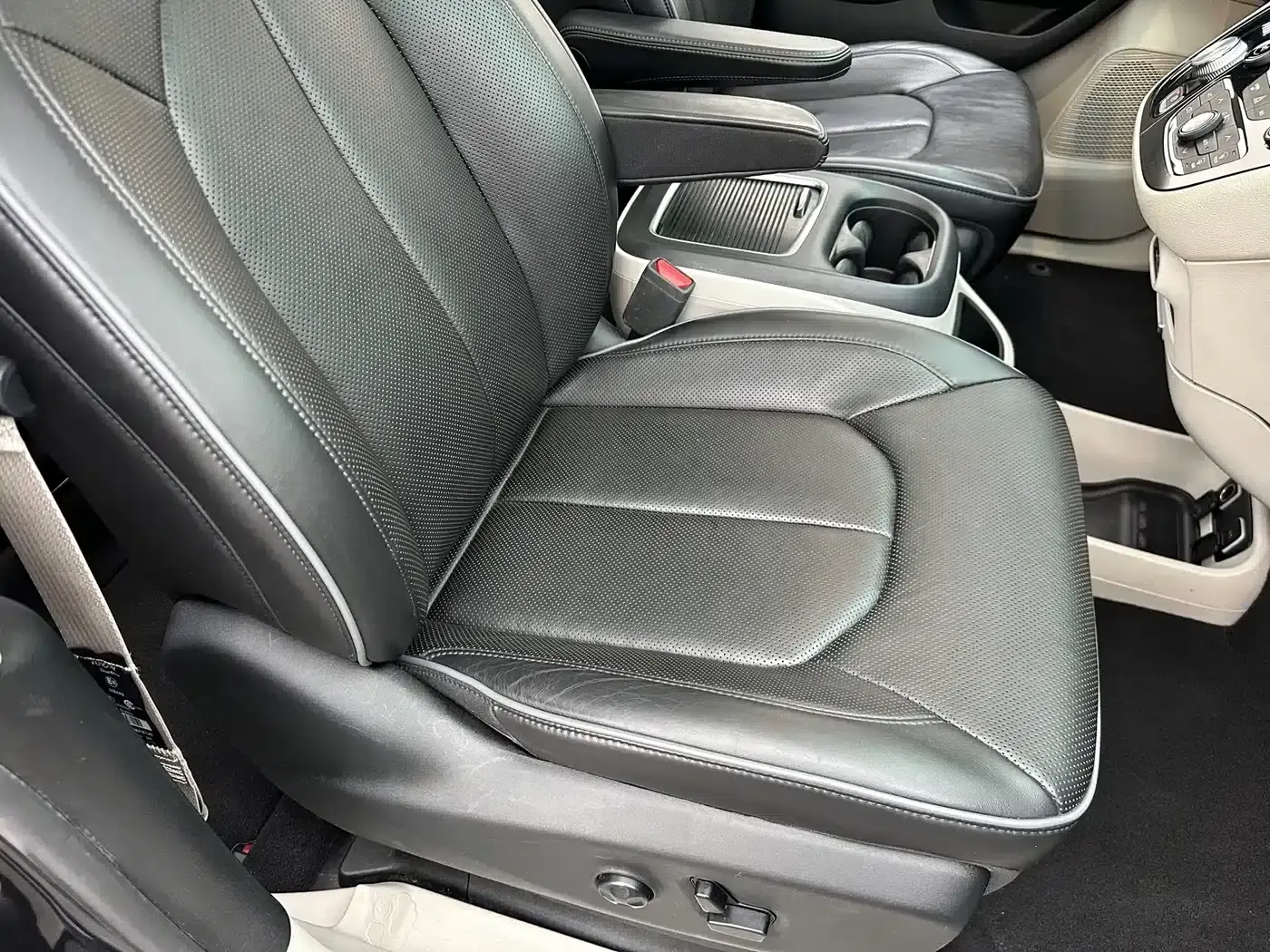 2017 Imported Grand Voyager 3.6L Premium Edition — миниатюра 26