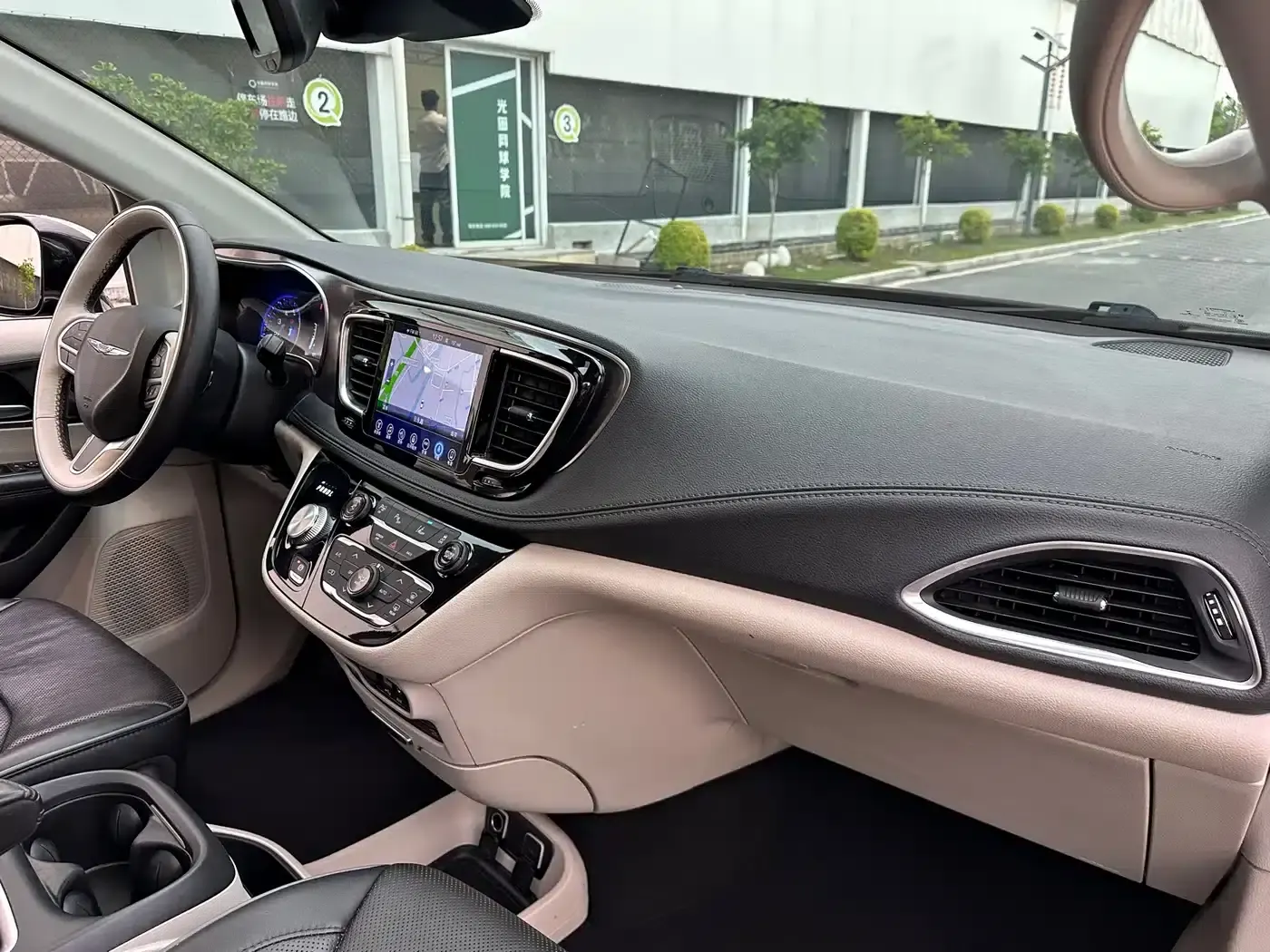 2017 Imported Grand Voyager 3.6L Premium Edition — миниатюра 27