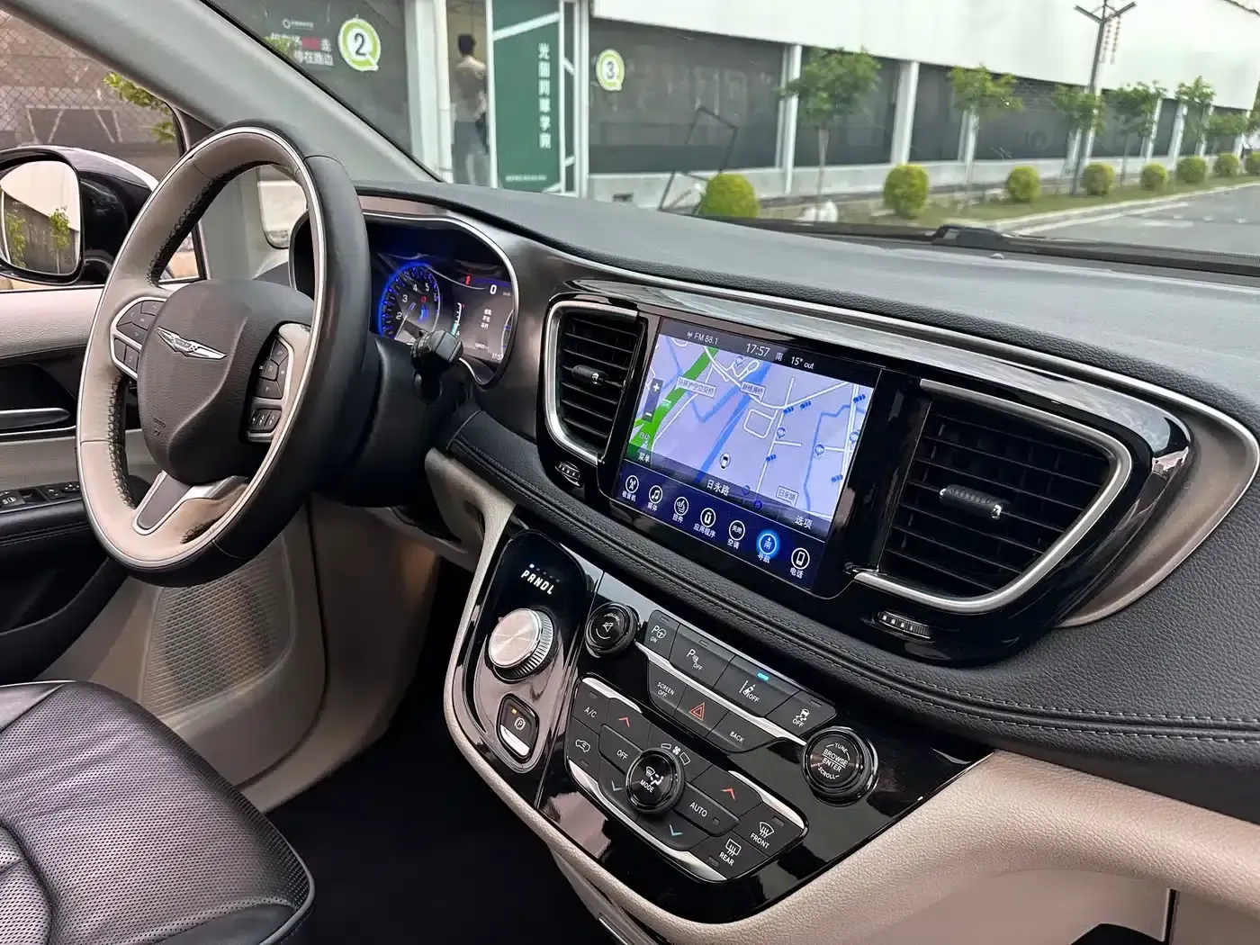 2017 Imported Grand Voyager 3.6L Premium Edition — миниатюра 28